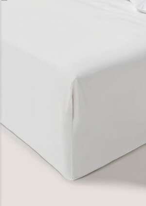 Białe płaskie prześcieradło