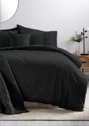Czarna poszwa na kołdrą