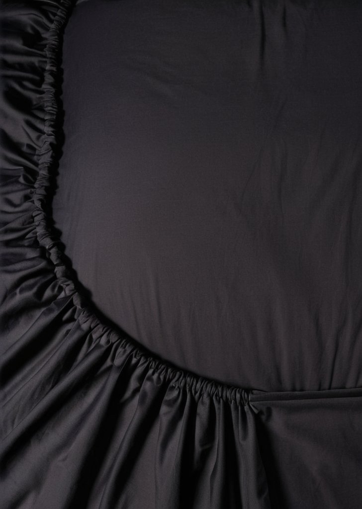 Czarne prześcieradło o głąbokim kroju. - obrazek 2