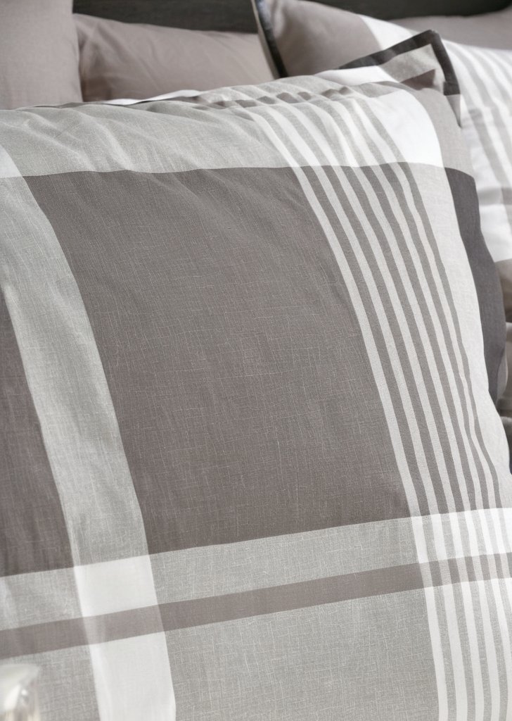 Komplet pościeli w szarą kratką - obrazek 2