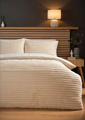 Kremowa pościel ze sztucznego futra w prążki