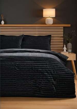 Zestaw pościeli ze sztucznego futra w kolorze czarnym, prążkowanym