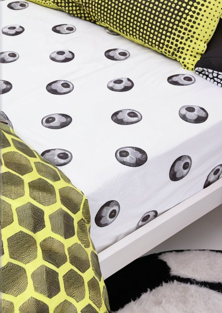 Białe prześcieradło piłkarskie