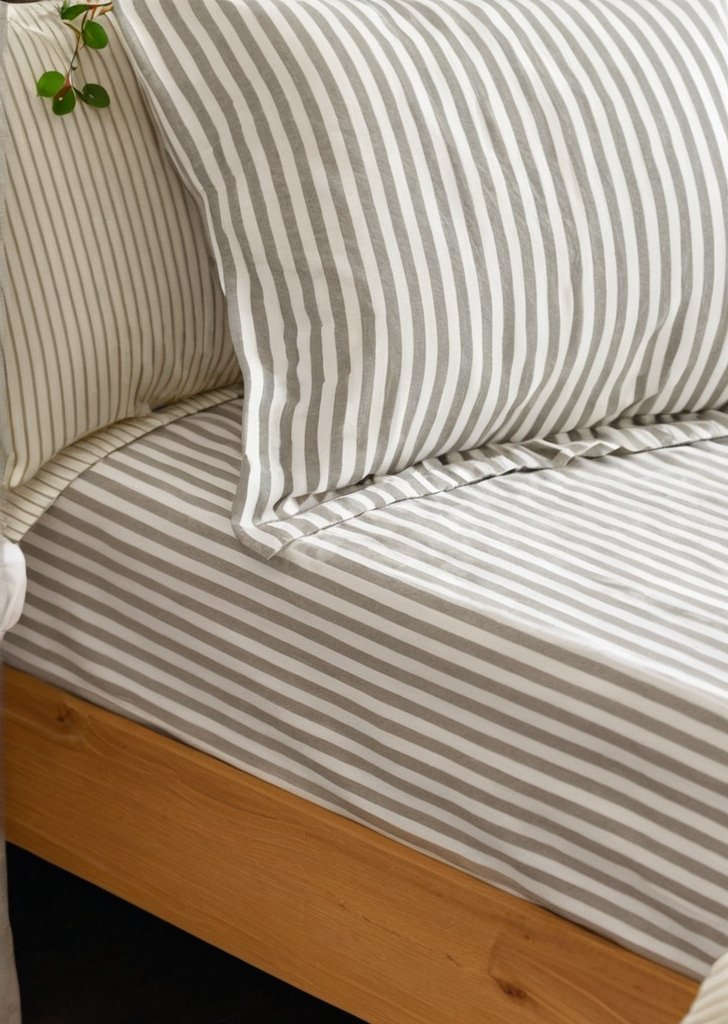 Bawełniane szare prześcieradło w melanżowe paski