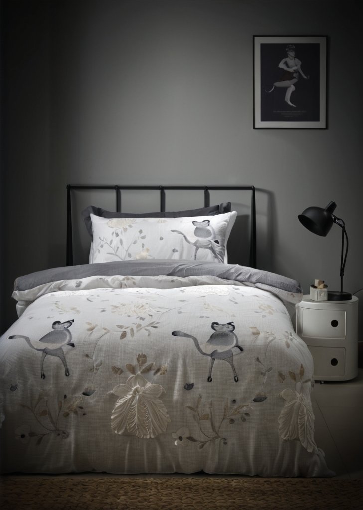 Szary zestaw poszewek na kołdrą w kolorze szarym, z motywem szkieletu na Halloween, świecący w ciemności - obrazek 2