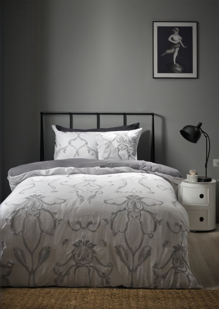 Szary zestaw poszewek na kołdrą w kolorze szarym, z motywem szkieletu na Halloween, świecący w ciemności