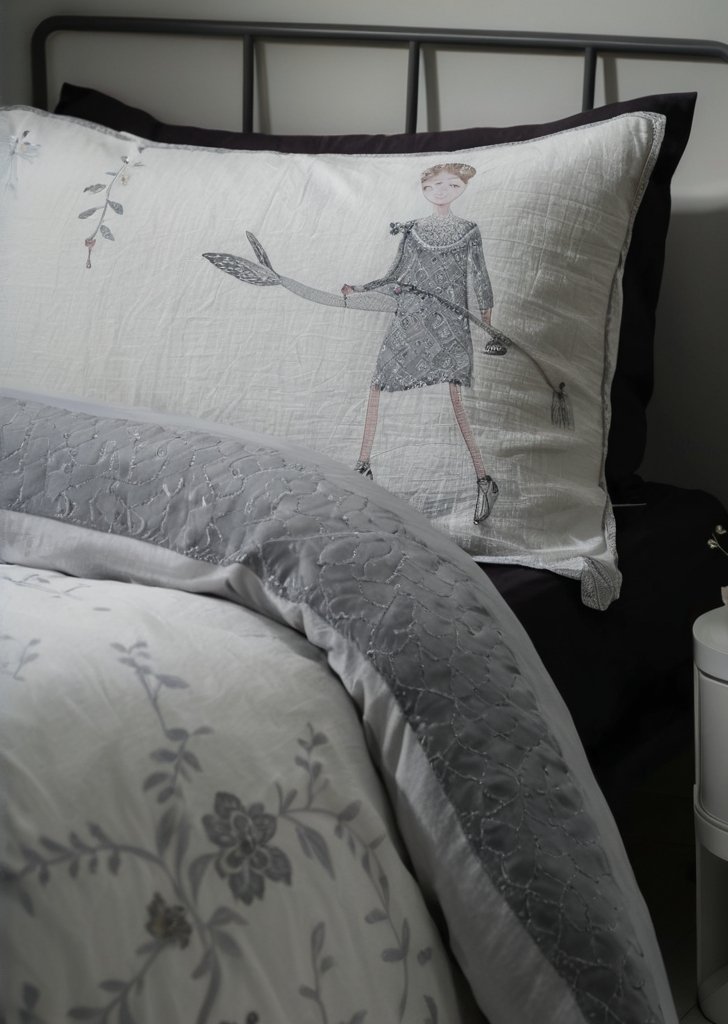 Szary zestaw poszewek na kołdrą w kolorze szarym, z motywem szkieletu na Halloween, świecący w ciemności - obrazek 3