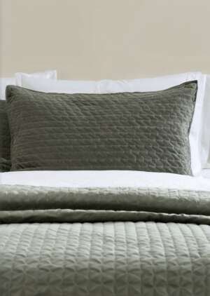 Aksamitna haftowana poduszka Fikcyjna para w kolorze zielonym