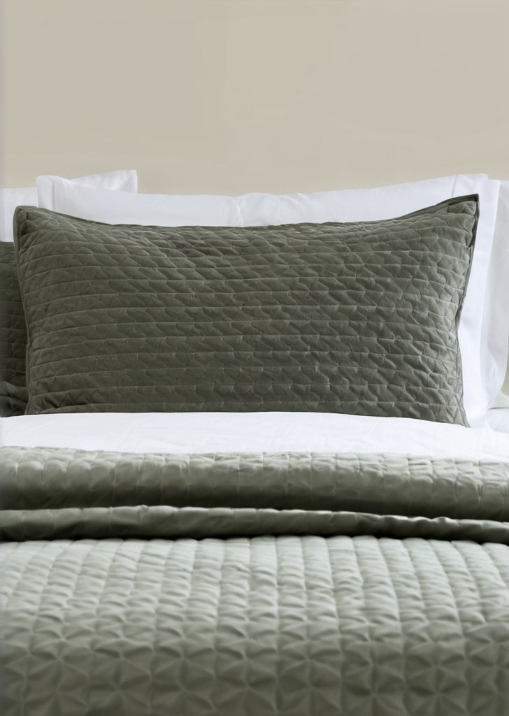 Aksamitna haftowana poduszka Fikcyjna para w kolorze zielonym