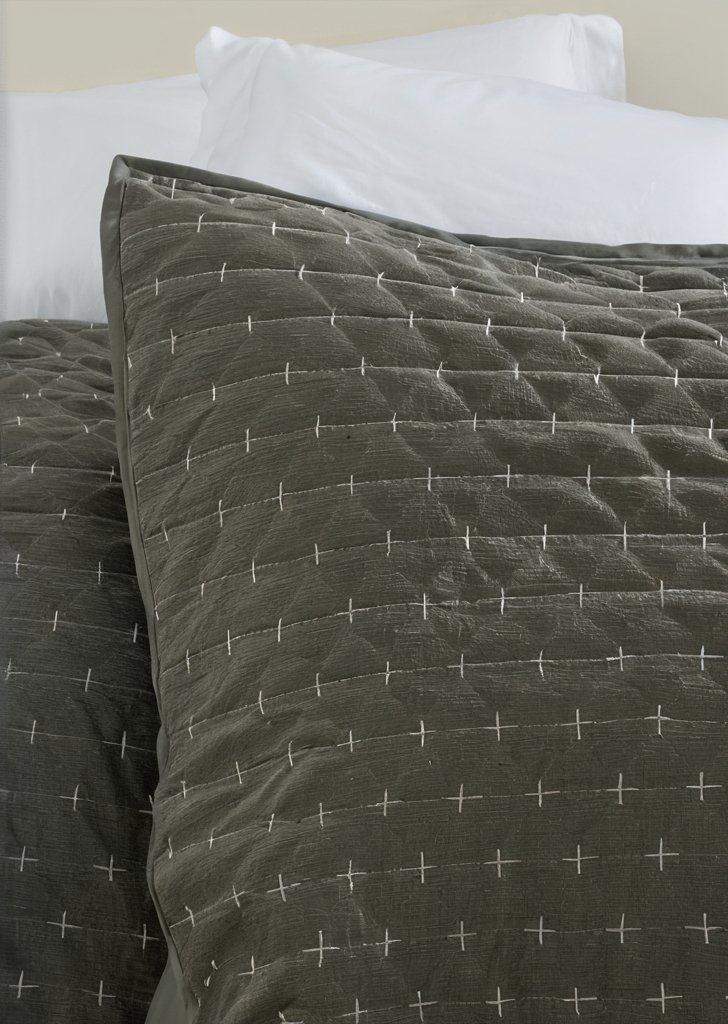 Aksamitna haftowana poduszka Fikcyjna para w kolorze zielonym - obrazek 2